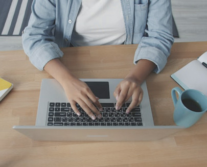 Billede af person der regner budget på computer
